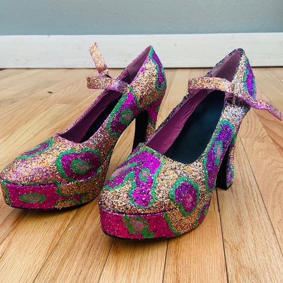 Custom One-of-Kind Gold Glitter Platform 5”Heels - Picture 3 of 6